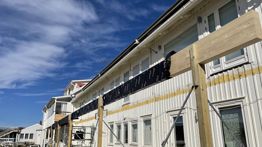 Balkongbygget, limträbalk på plats